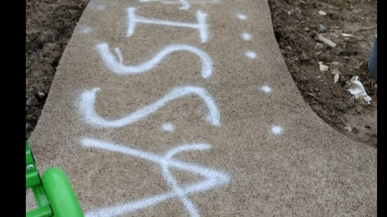 Le scritte nel cantiere del Giardino del drago Le scritte nel cantiere del Giardino del drago