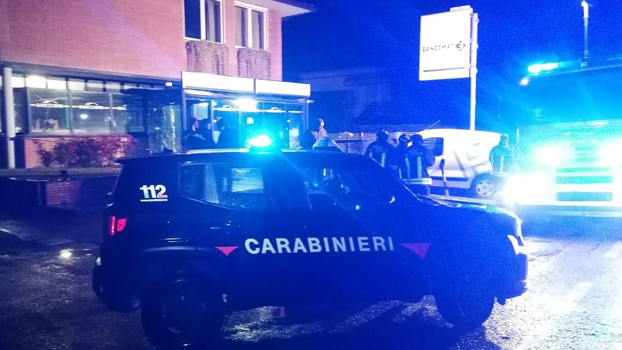Ingenti danni alla filiale Bpm di Monsagrati in via Provinciale per Camaiore. Tre malviventi sono fuggiti a bordo di un’auto. Al setaccio le videocamere. Ingenti danni alla filiale Bpm di Monsagrati in via Provinciale per Camaiore. Tre malviventi sono fuggiti a bordo di un’auto. Al setaccio le videocamere.