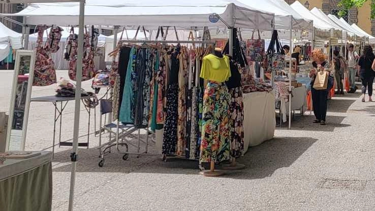 Creart Cna è ancora per oggi in piazza Napoleone con i suoi trenta espositori. Creart Cna è ancora per oggi in piazza Napoleone con i suoi trenta espositori.
