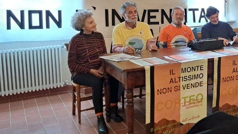 Ieri mattina presentato dagli ambientalisti il programma del maxi corteo di sabato nella sede del Parco delle Apuane che riunirà oltre 50 associazioni