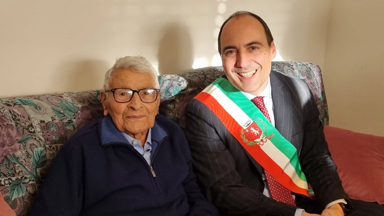 Giovanni Laurito nella sua abitazione di Oste di Montemurlo insieme al sindaco Simone Calamai, che gli ha portato gli auguri dell'amministrazione e della comunità