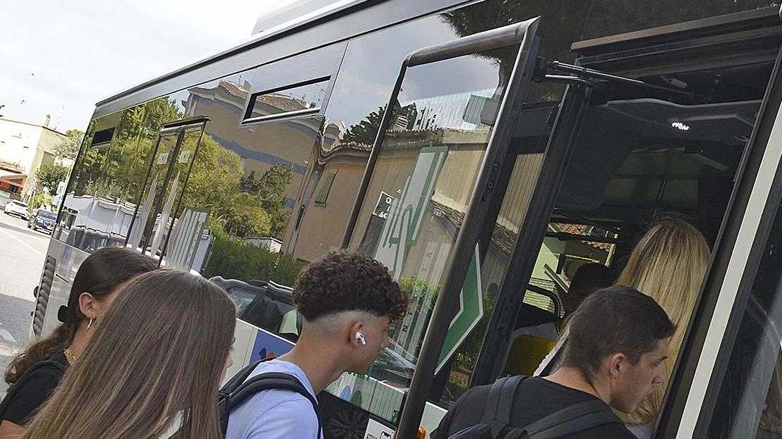 Alcuni studenti mentre salgono sull’autobus all’uscita da scuola (foto d’archivio) Alcuni studenti mentre salgono sull’autobus all’uscita da scuola (foto d’archivio)