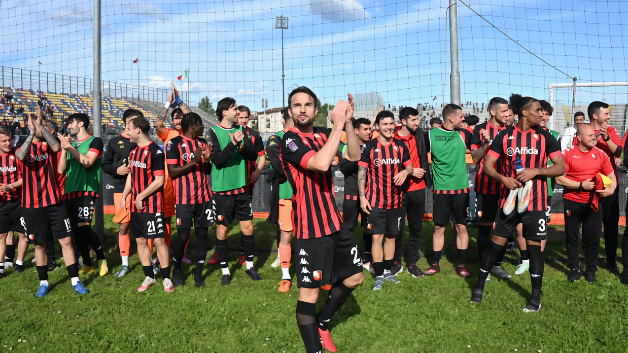 I giocatori della Lucchese festeggiano sotto la curva dopo la bella vittoria contro la Ternana