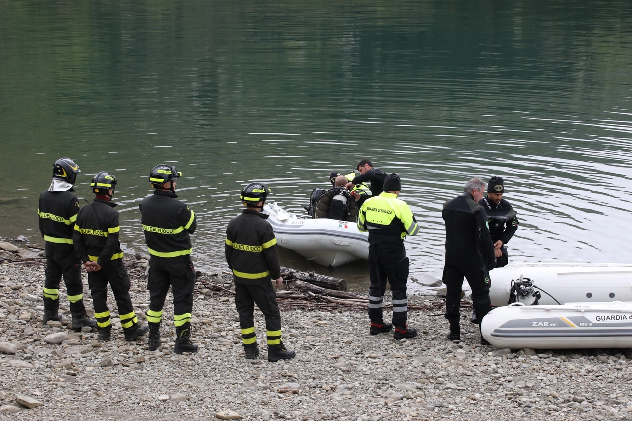 Esplosione a Suviana, sommozzatori dei vigili del fuoco e guardia di Finanza al lavoro (foto Schichi)