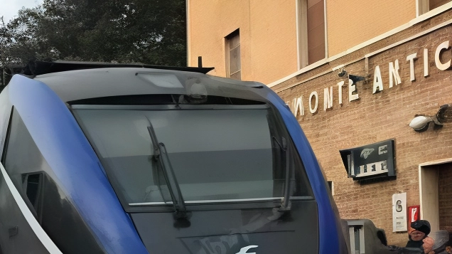Stop ferroviario tra Grosseto e Buonconvento per lavori di consolidamento e sistemazione delle frane. Servizio sostituito da corse bus per un mese. Investimento di 4,5 milioni di euro e impiego di 25 tecnici. Stop ferroviario tra Grosseto e Buonconvento per lavori di consolidamento e sistemazione delle frane. Servizio sostituito da corse bus per un mese. Investimento di 4,5 milioni di euro e impiego di 25 tecnici.
