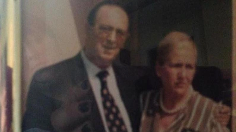 Edo Carlesi con la moglie E’ morto in seguito alla gravissime ustioni riportate nell’incendio che avvenne al poligono nel 2006. Diciotto anni dopo ancora una tragedia Edo Carlesi con la moglie E’ morto in seguito alla gravissime ustioni riportate nell’incendio che avvenne al poligono nel 2006. Diciotto anni dopo ancora una tragedia