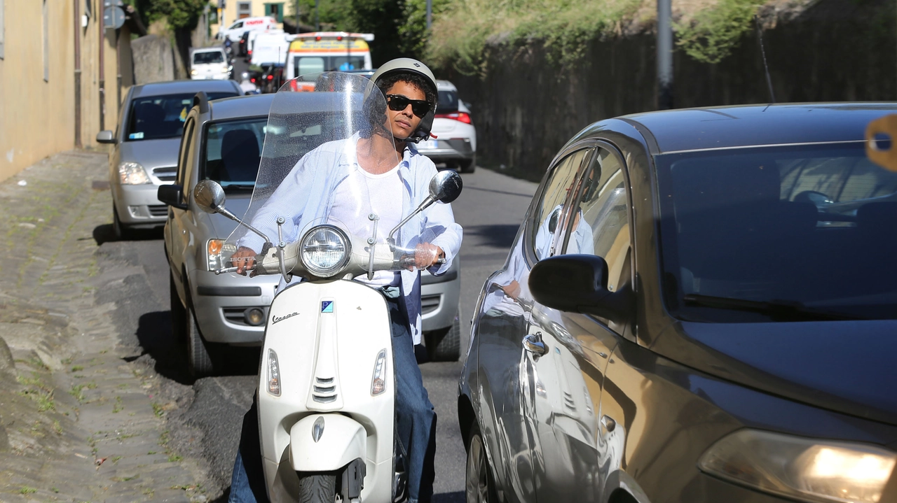 Imbuto in via Bolognese, un classico di questi giorni (foto Marco Mori/New Press Photo)