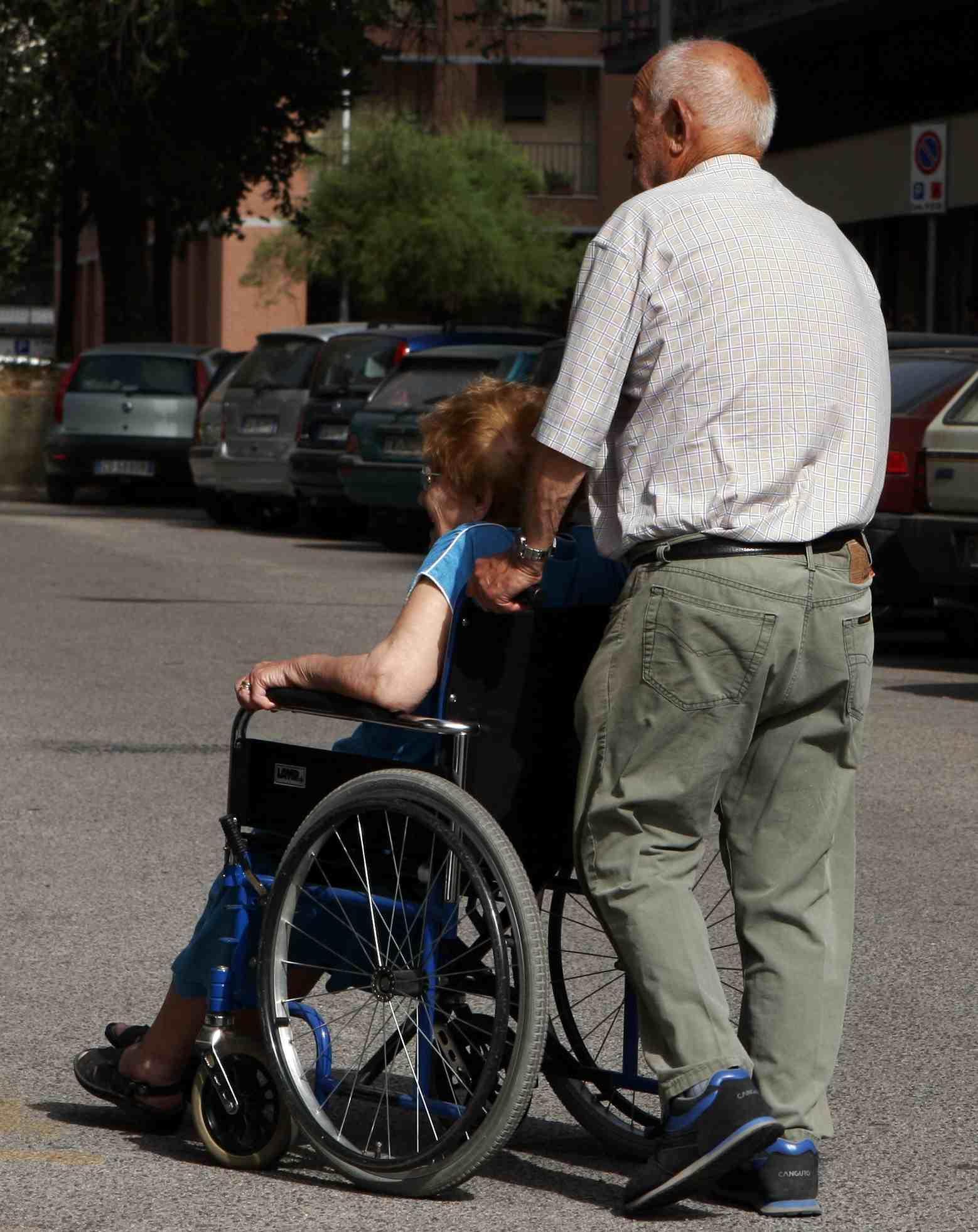 c è la petizione popolare servono strutture dedicate agli anziani 