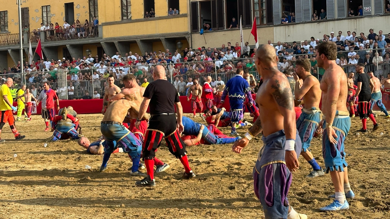 Calcio storico, prima semifinale: strapotere dei rossi, che vincono dilagando