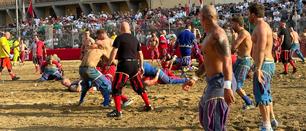 Calcio storico, prima semifinale: strapotere dei rossi, che vincono dilagando
