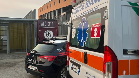 Carabinieri e 118 no estádio Arezzo, onde houve um ataque a um árbitro e depois trazido ao hospital
