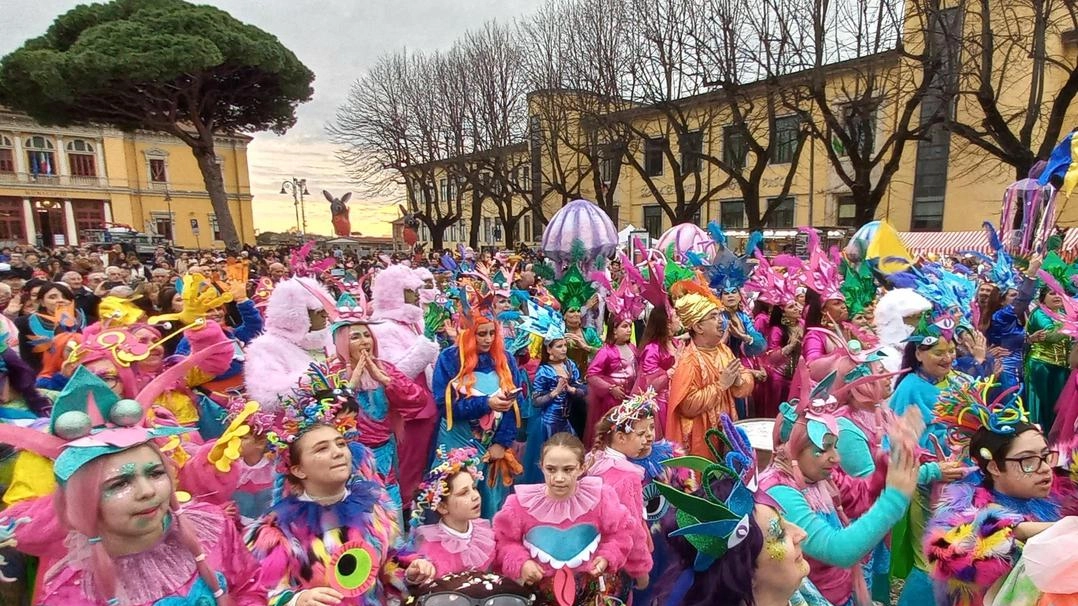 Le mascherate delle contrade coloreranno il centro di Tonfano la sera del 29 giugno tra musica e folklore Le mascherate delle contrade coloreranno il centro di Tonfano la sera del 29 giugno tra musica e folklore