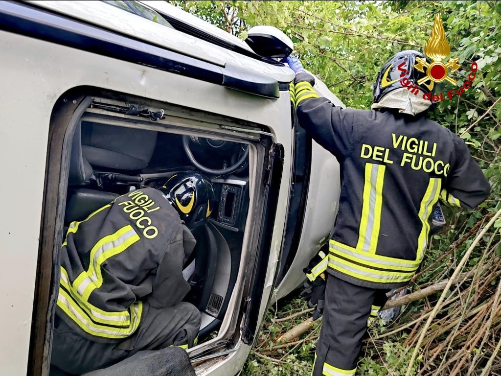 Incidente a Siena, passeggero resta incastrato con il braccio sotto l’auto. Due persone in ospedale Incidente a Siena, passeggero resta incastrato con il braccio sotto l’auto. Due persone in ospedale