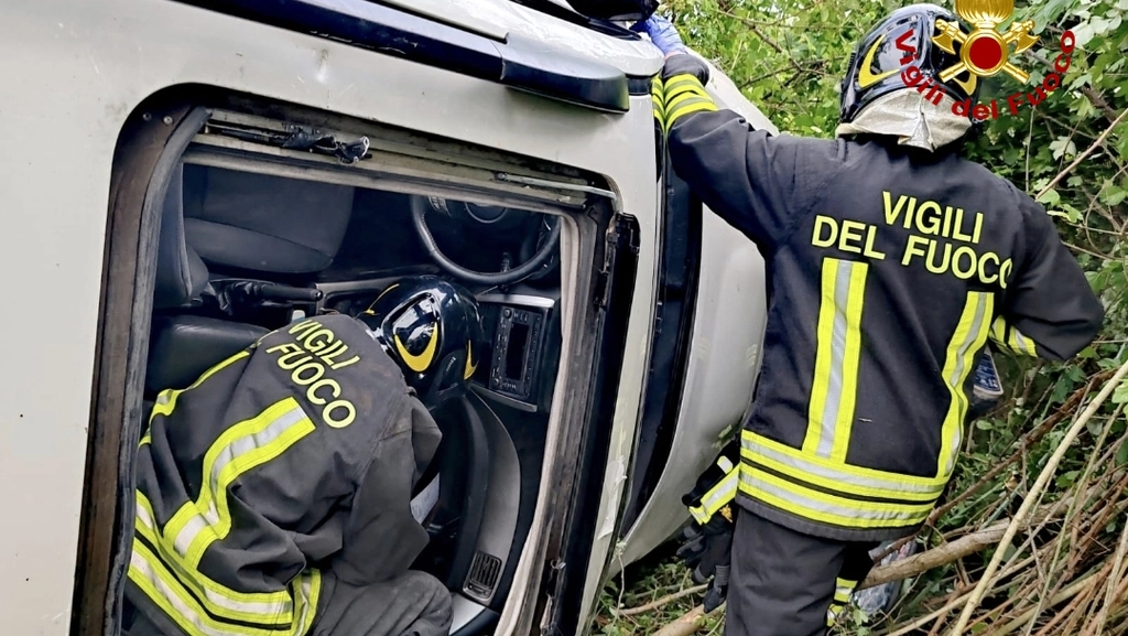 I vigili del fuoco sono riusciti a liberare la persona che, dopo l'incidente, era rimasta con un braccio incastrato sotto l'auto (Foto vigili del fuoco) I vigili del fuoco sono riusciti a liberare la persona che, dopo l'incidente, era rimasta con un braccio incastrato sotto l'auto (Foto vigili del fuoco)