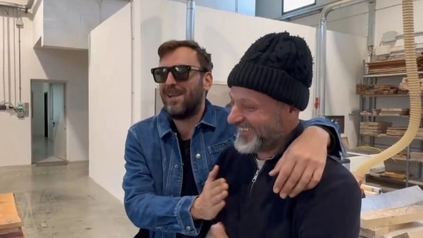 Cesare Cremonini in visita all’azienda di Quarrata: qui nella foto è insieme all’artigiano Fabrizio Paoletti
