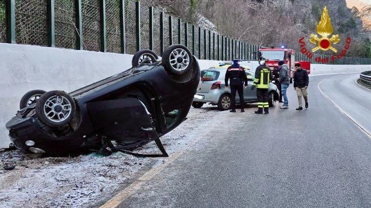 L'auto ribaltata e i soccorsi in azione a Norcia L'auto ribaltata e i soccorsi in azione a Norcia