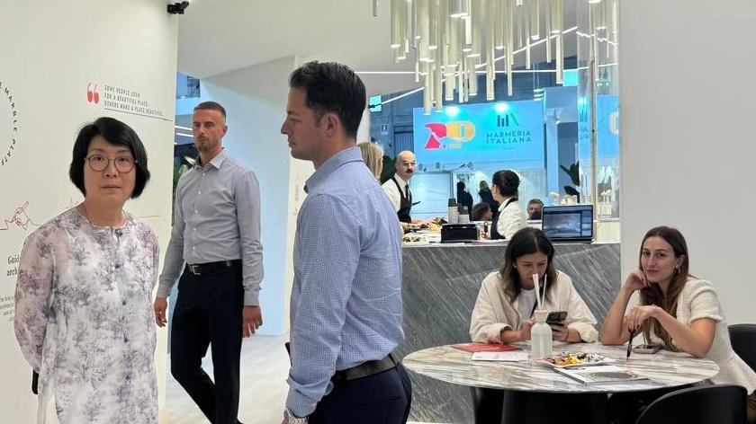 Anche la sindaca al taglio del nastro della fiera del lapideo. Interesse per il marmo Grigio tempesta di Santi, il design di Franchi. le nuove tecnologie e le intelligenze artificiali della Tesimag . Anche la sindaca al taglio del nastro della fiera del lapideo. Interesse per il marmo Grigio tempesta di Santi, il design di Franchi. le nuove tecnologie e le intelligenze artificiali della Tesimag .