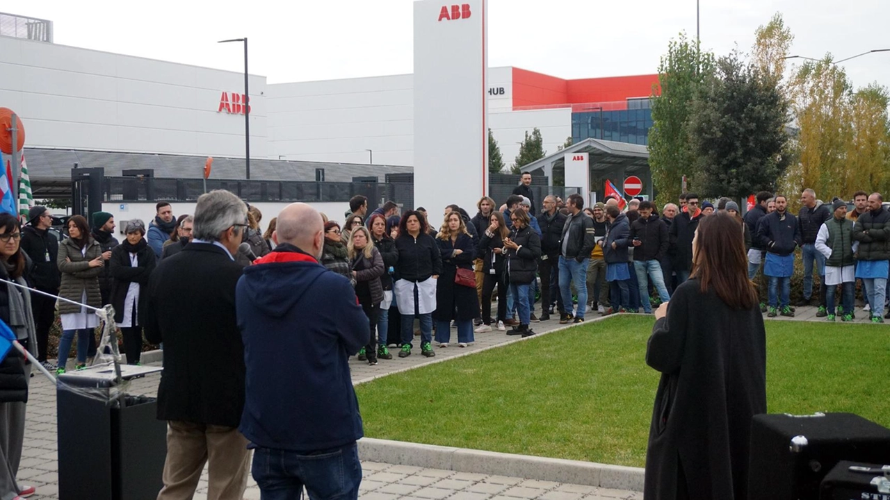 La manifestazione fuori dallo stabilimento dell’azienda La manifestazione fuori dallo stabilimento dell’azienda