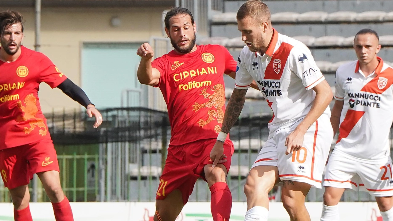Andrea Basanisi in un duello a centrocampo nella partita di andata contro il Ravenna vinta dalla Pistoiese (1-0) grazie al gol di Cuomo (Acerboni-Castellani) Andrea Basanisi in un duello a centrocampo nella partita di andata contro il Ravenna vinta dalla Pistoiese (1-0) grazie al gol di Cuomo (Acerboni-Castellani)
