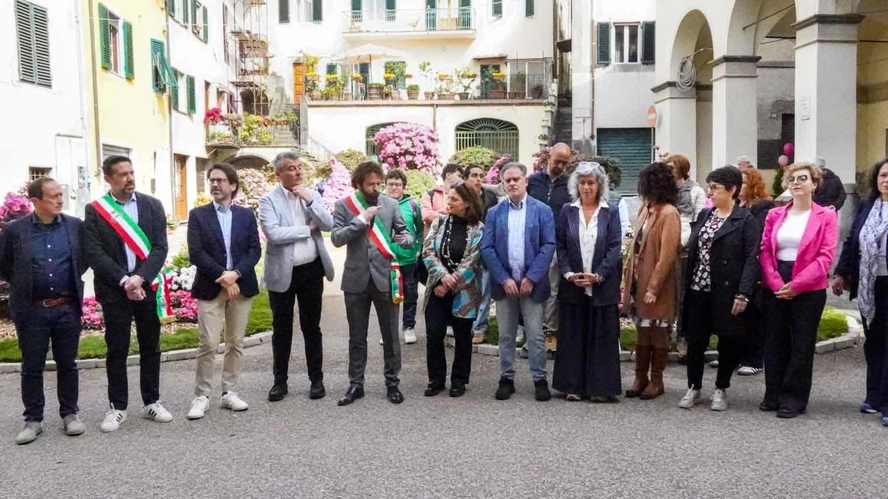 La cerimonia del taglio del nastro ieri mattina a Borgo a Mozzano con il sindaco Patrizio Andreuccetti per la Mostra dell’Azalea