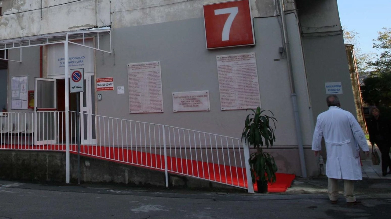 Il padiglione Paita dell'ospedale Sant'Andrea a La Spezia è sotto osservazione per criticità strutturali. L'Asl5 avvia progettazione per prefabbricati temporanei mentre continua il monitoraggio dell'edificio. Il padiglione Paita dell'ospedale Sant'Andrea a La Spezia è sotto osservazione per criticità strutturali. L'Asl5 avvia progettazione per prefabbricati temporanei mentre continua il monitoraggio dell'edificio.