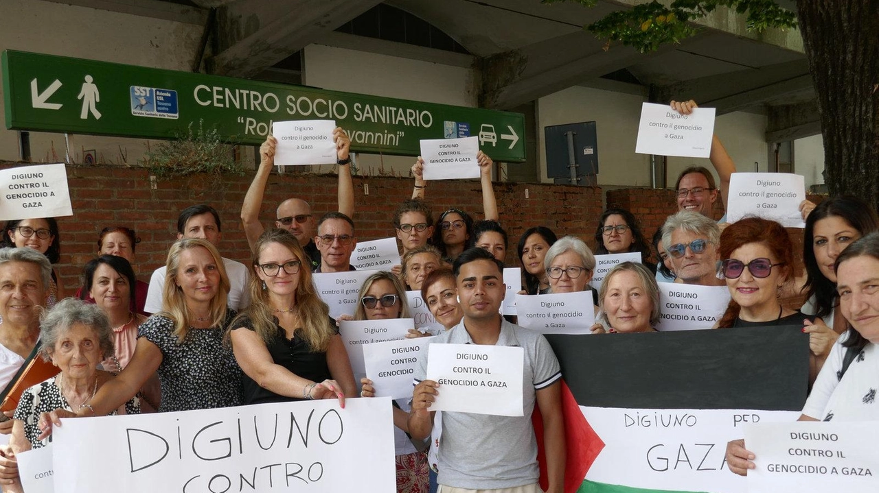 Il gruppo degli operatori, medici, infermieri e oss, che hanno manifestato davanti al Giovannini. La loro presenza ha richiamato l’attenzione di altri cittadini Il gruppo degli operatori, medici, infermieri e oss, che hanno manifestato davanti al Giovannini. La loro presenza ha richiamato l’attenzione di altri cittadini