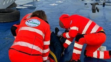 Esercitazione antincendio a Viareggio: simulato incendio su yacht, testate risposte di Guardia Costiera, Vigili del Fuoco e 118. Addestramento per gestione emergenze portuali. Esercitazione antincendio a Viareggio: simulato incendio su yacht, testate risposte di Guardia Costiera, Vigili del Fuoco e 118. Addestramento per gestione emergenze portuali.