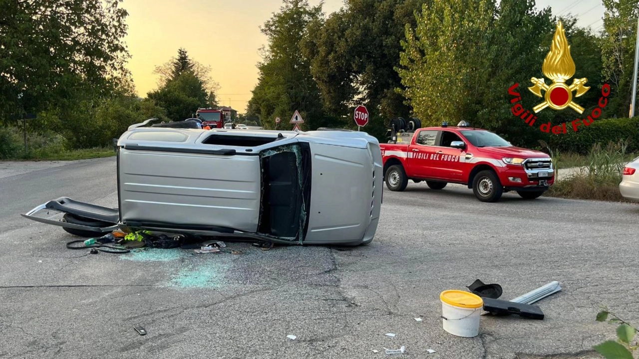 L'auto ribaltata (foto Vigili del fuoco) L'auto ribaltata (foto Vigili del fuoco)
