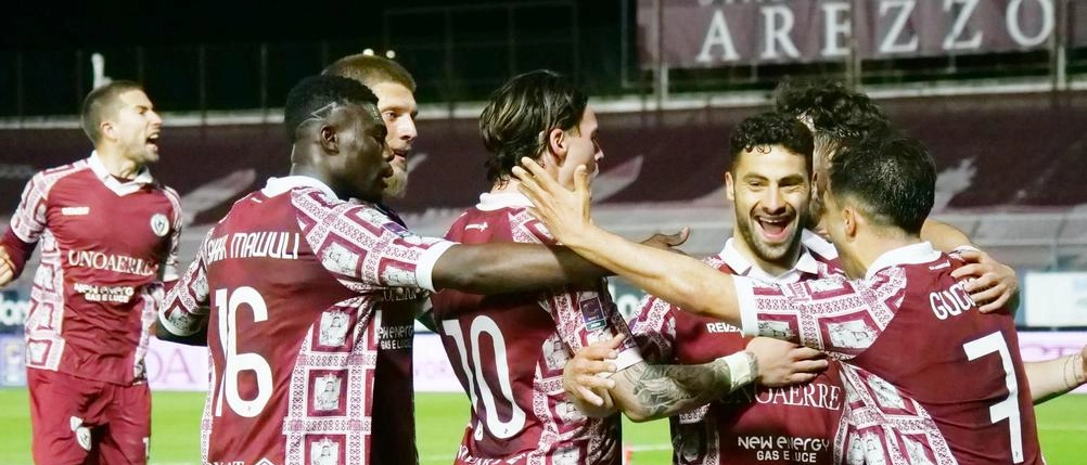Arezzo travolge la Lucchese: Pattarello e Tavernelli protagonisti, playoff alle porte