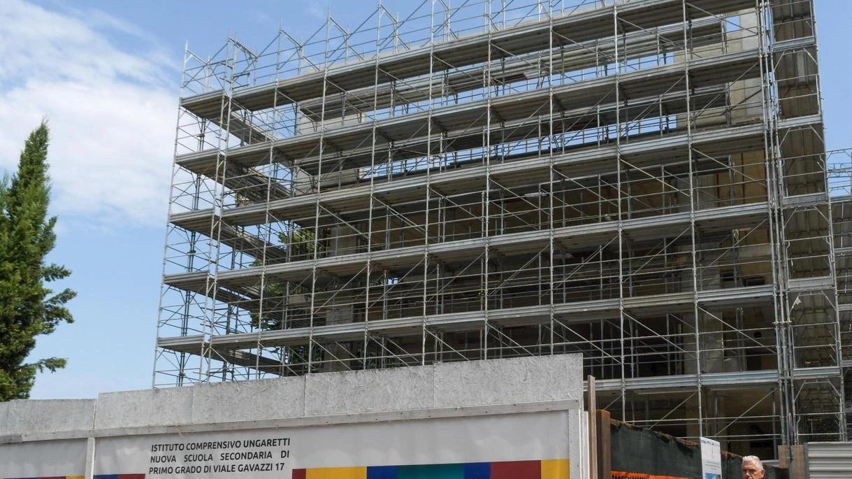 Il cantiere di una scuola (Foto di repertorio)