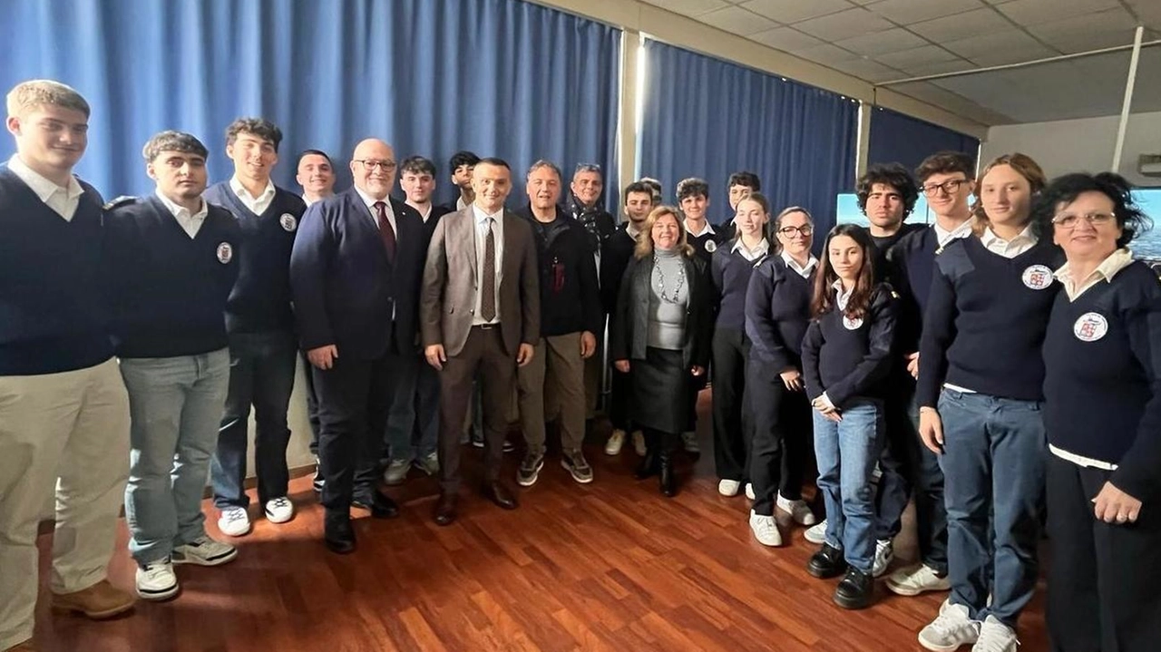L’assessore regionale Marras e il presidente della Provincia Limatola in visita alla scuola. Un incontro per parlare di progetti e futuro. L’assessore regionale Marras e il presidente della Provincia Limatola in visita alla scuola. Un incontro per parlare di progetti e futuro.
