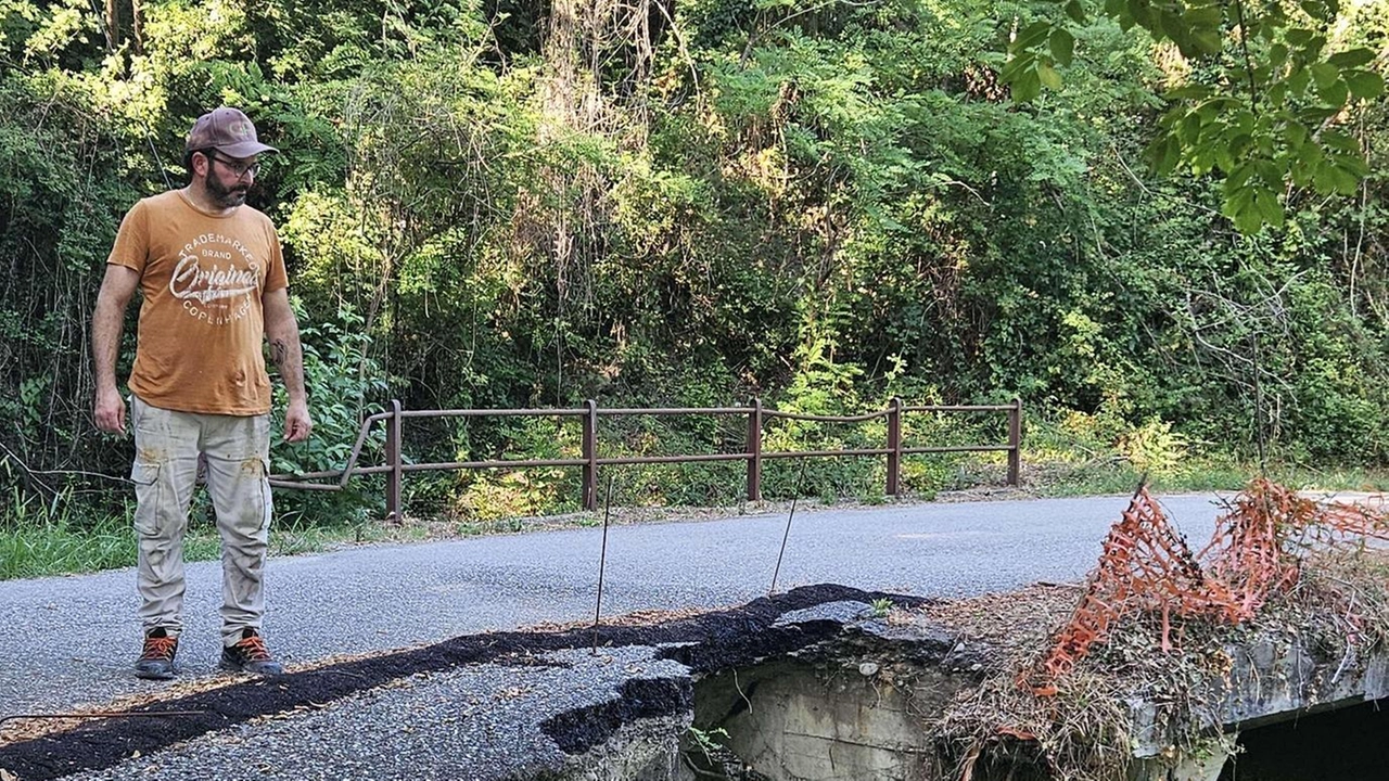 Saranno ripartite secondo criteri di priorità, un’opera alla volta per ciascuna area interna. Qui a lato un’immagine della frana in via Fravizzola a Fosdinovo