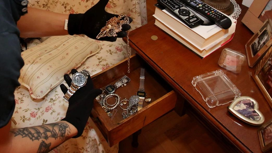 A Siena i ladri colpiscono di giorno: i carabinieri intensificano i controlli per contrastare i furti nelle case. Espulsioni e denunce in aumento. A Siena i ladri colpiscono di giorno: i carabinieri intensificano i controlli per contrastare i furti nelle case. Espulsioni e denunce in aumento.