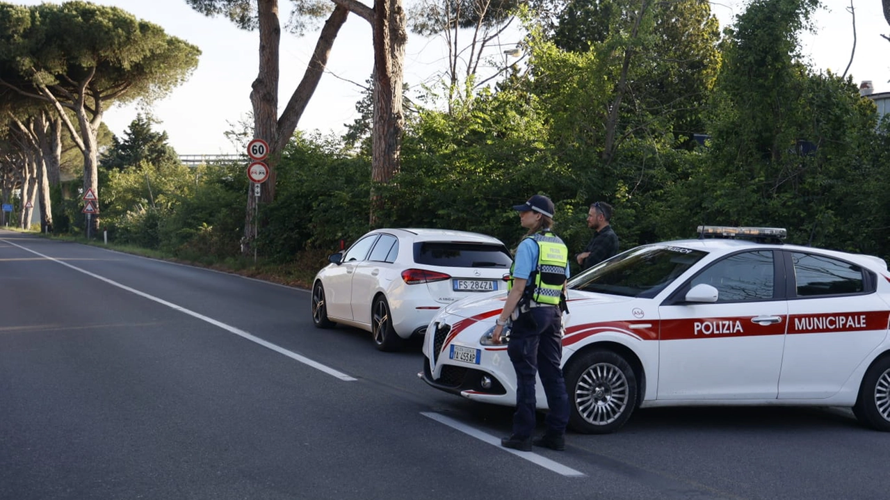 I rilievi della polizia municipale (foto Del Punta per Valtriani) I rilievi della polizia municipale (foto Del Punta per Valtriani)
