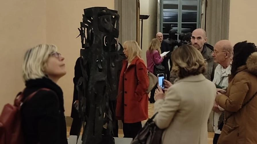 Tanti visitatori nell’inaugurazione della mostra di scultura ’Metallica’ che ha segnato la riapertura totale di Palazzo Vitelli dopo i restauri