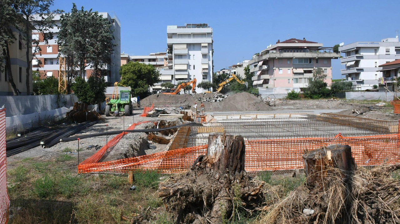 Il cantiere della. scuola media ’Buonarroti’ demolita e in attesa di essere ricostruita con i fondi del Pnrr. Secondo. Manuel sono a rischio Il cantiere della. scuola media ’Buonarroti’ demolita e in attesa di essere ricostruita con i fondi del Pnrr. Secondo. Manuel sono a rischio