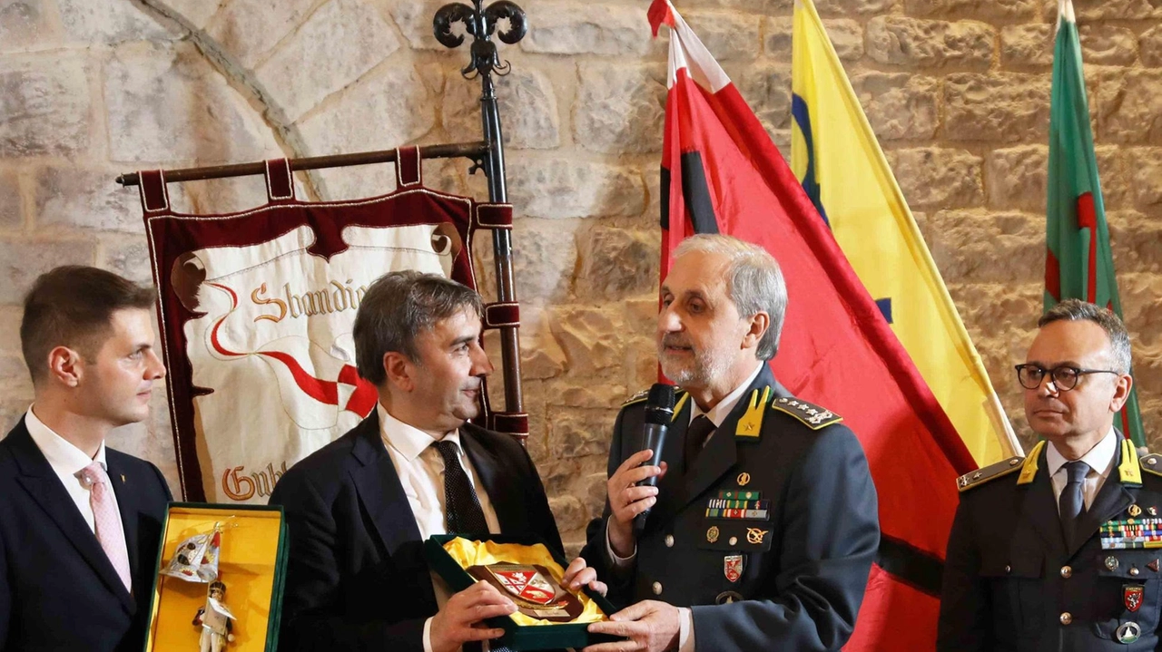 Il Premio Bandiera consegnato ai vertici della Guardia di Finanza e al direttore del Tg1 Gianmarco Chiocci Il Premio Bandiera consegnato ai vertici della Guardia di Finanza e al direttore del Tg1 Gianmarco Chiocci