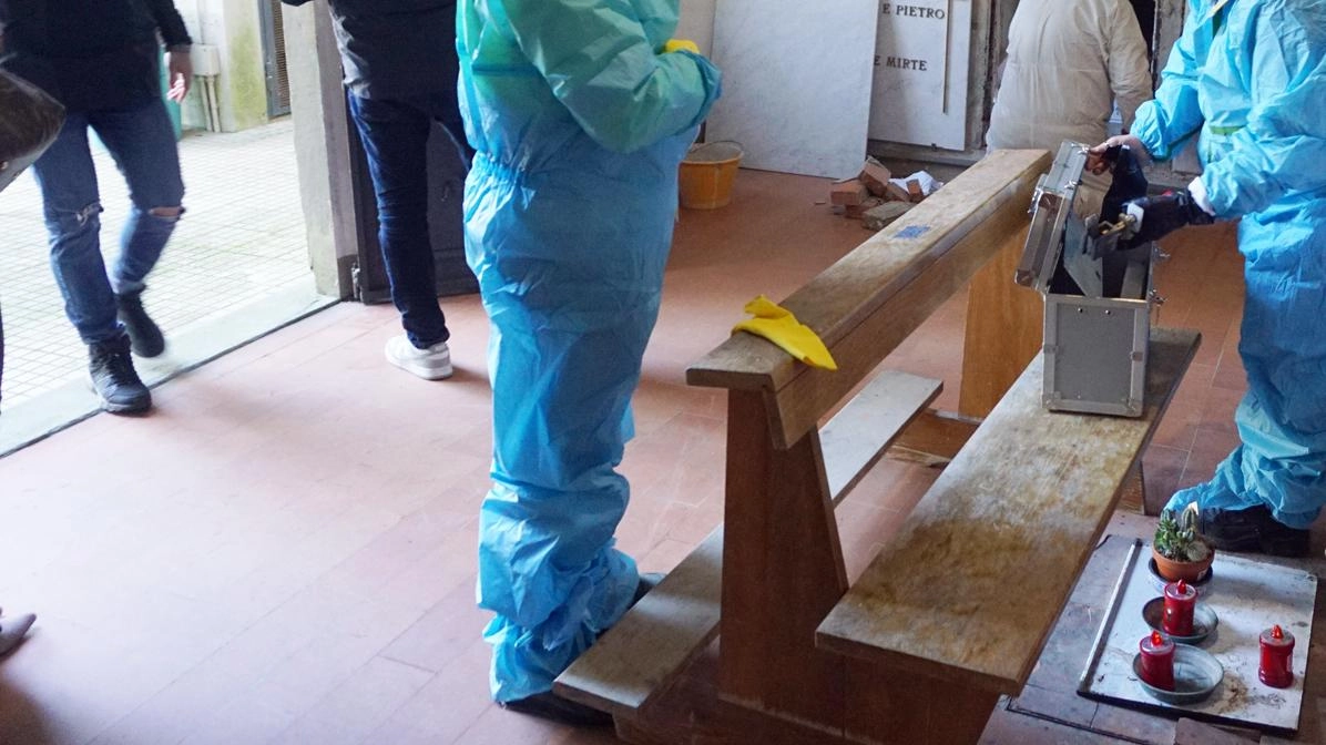 Le operazioni di riesumazioni al cimitero di San Giovanni Valdarno (Arezzo) Le operazioni di riesumazioni al cimitero di San Giovanni Valdarno (Arezzo)