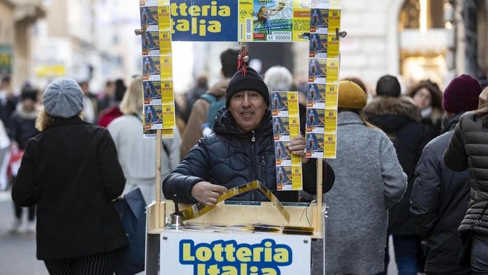 Un venditore di biglietti della Lotteria Italia (Foto di repertorio)