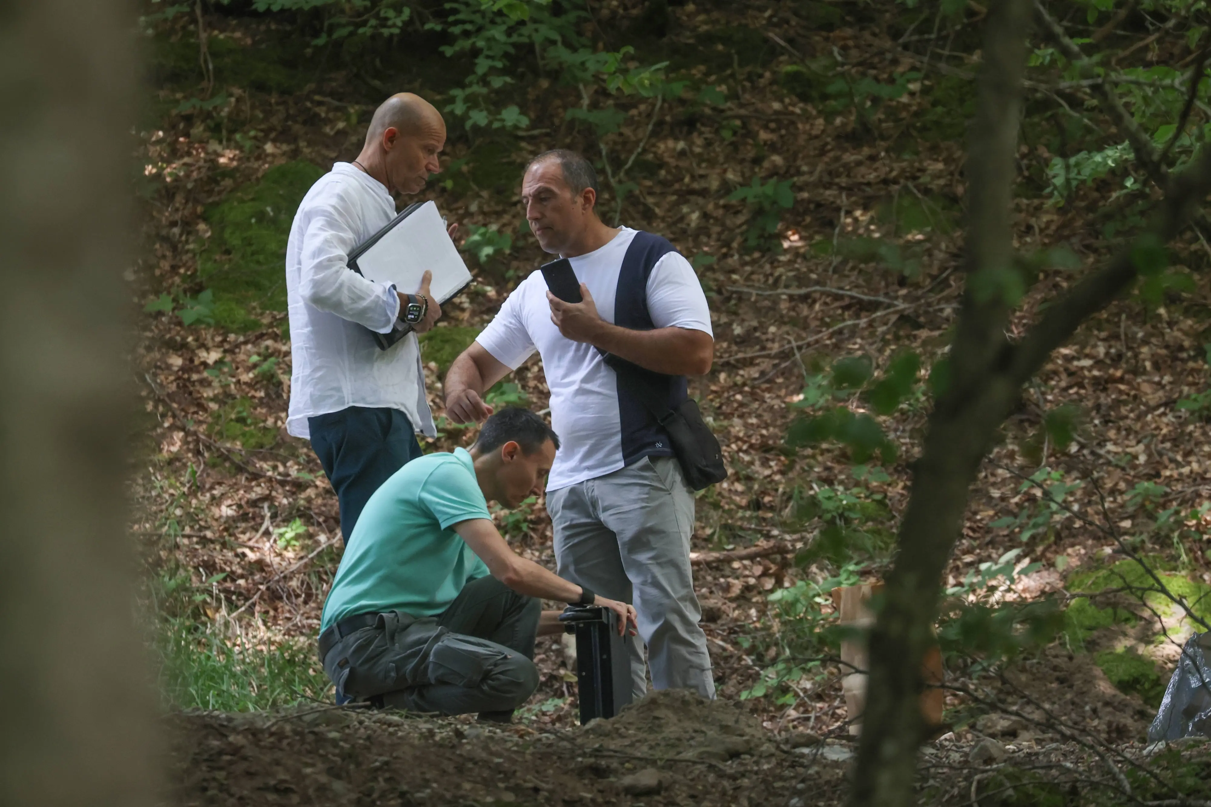 Il corpo trovato all’alba. Uccisa con una pietra o da un camion. I due misteri custoditi dal bosco