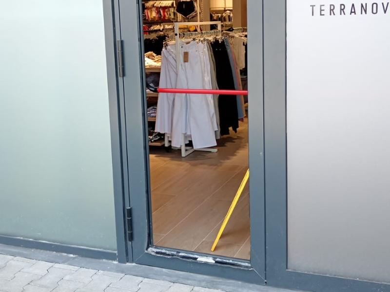 Spaccata al centro commerciale a Madonna dell’Acqua Spaccata al centro commerciale a Madonna dell’Acqua