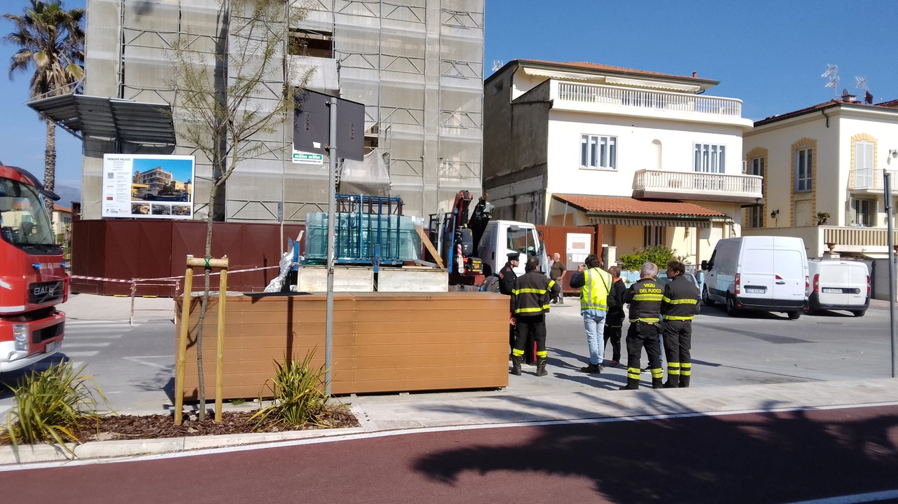 I vigili del fuoco intervenuti dopo l'incidente mortale sul lavoro (Foto Umicini)