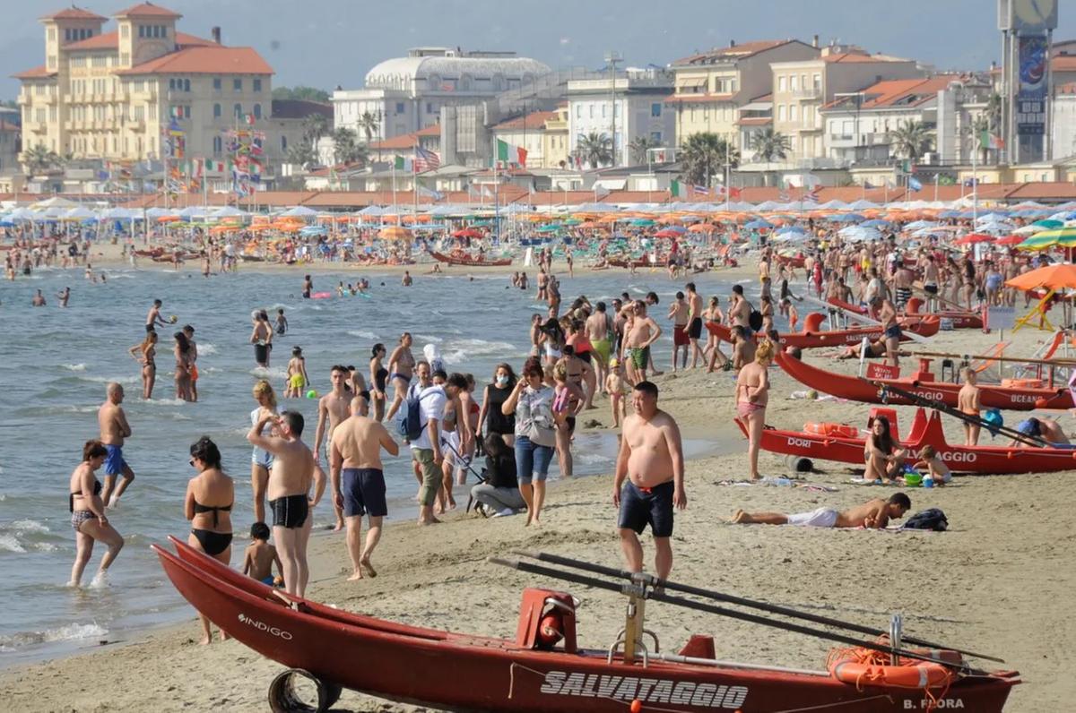 Gelo d’agosto in Versilia. Il pienone che non c’è e la stretta delle ordinanze