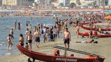 Gelo d’agosto in Versilia. Il pienone che non c’è e la stretta delle ordinanze