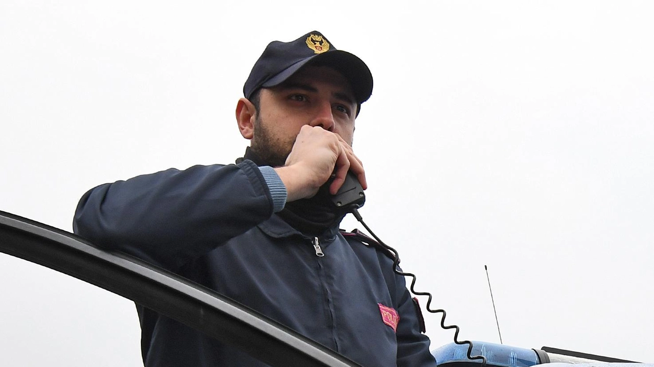 L’ha sorpresa alle spalle, coprendole il volto con la felpa per poi portarle via il cellulare. Protagonista un 23enne arrestato... L’ha sorpresa alle spalle, coprendole il volto con la felpa per poi portarle via il cellulare. Protagonista un 23enne arrestato...
