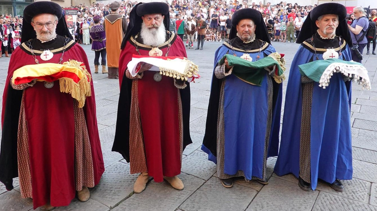 L’atteso appuntamento sarà preceduto dalla processione che terminerà alla Cattedrale. Il mantello rosso del Santo sarà posto sulle spalle della statua dai vigili del fuoco . . L’atteso appuntamento sarà preceduto dalla processione che terminerà alla Cattedrale. Il mantello rosso del Santo sarà posto sulle spalle della statua dai vigili del fuoco . .