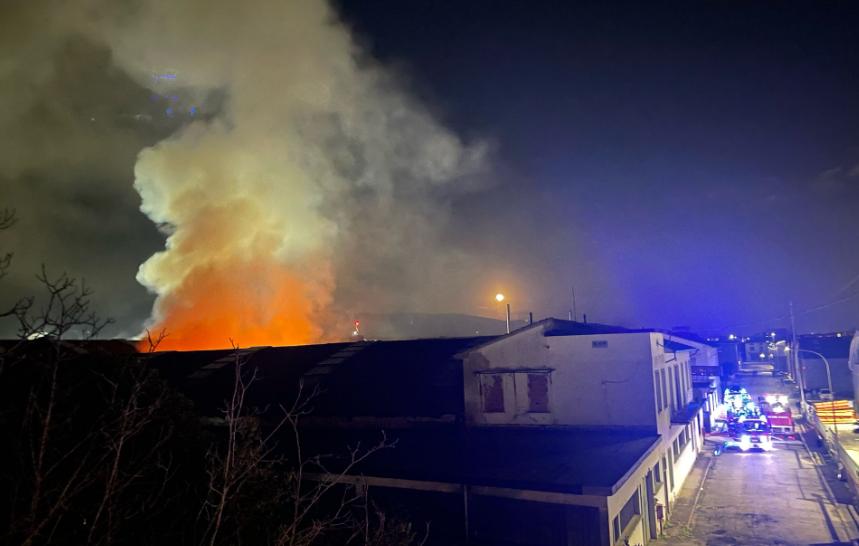 Incendio una da Lanazione.it Incendio in una ditta tessile a Oste di Montemurlo colonna di fumo e fiamme
