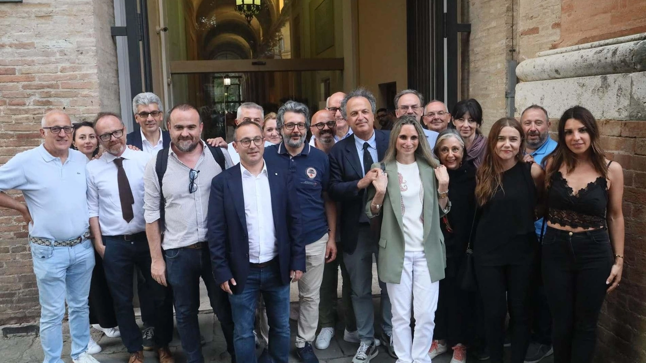 Il professore di Storia della filosofia ha ottenuto 727 voti, contro i 336 di Porena. Fondamentale per questo secondo turno l’appoggio di Gammaitoni. "Non facciamo miracoli. Ma possiamo lavorare insieme per l’Ateneo". Il professore di Storia della filosofia ha ottenuto 727 voti, contro i 336 di Porena. Fondamentale per questo secondo turno l’appoggio di Gammaitoni. "Non facciamo miracoli. Ma possiamo lavorare insieme per l’Ateneo".