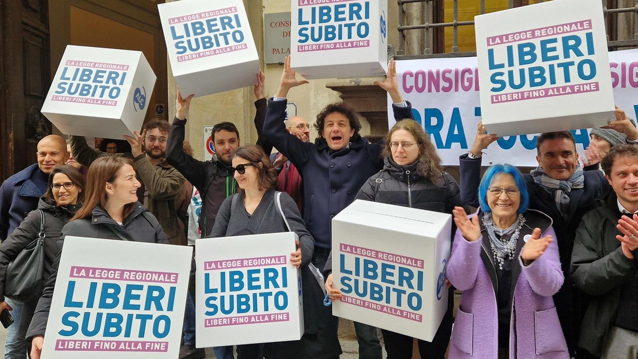 La consegna delle 10mila firme a sostegno della legge regionale La consegna delle 10mila firme a sostegno della legge regionale
