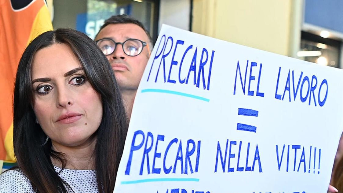 Parla il promotore dell’iniziativa, l’insegnante e capogruppo di Sinistra Unita Luigi Sofia "Siamo stati giudicati idonei al concorso Pnrr, ma ora il sistema ci volta le spalle". La denuncia. Parla il promotore dell’iniziativa, l’insegnante e capogruppo di Sinistra Unita Luigi Sofia "Siamo stati giudicati idonei al concorso Pnrr, ma ora il sistema ci volta le spalle". La denuncia.